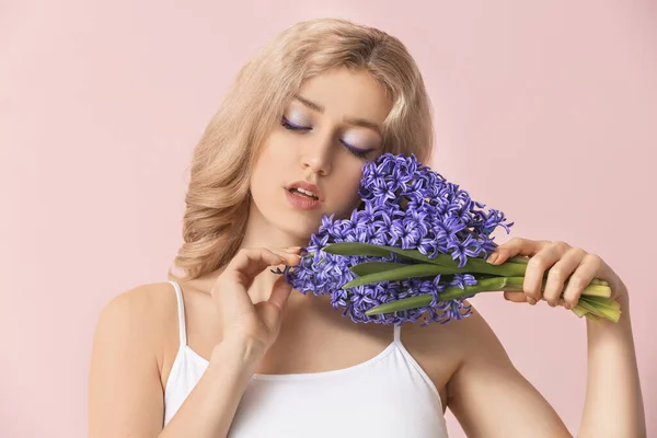 Vacker Ung Kvinna Med Hyacint Blommor Färg Bakgrund — Stockfoto