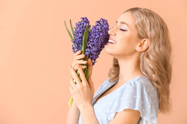 Vacker Ung Kvinna Med Hyacint Blommor Färg Bakgrund — Stockfoto