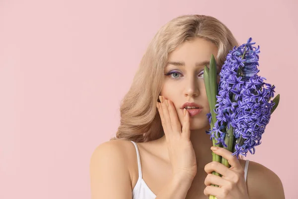 Vacker Ung Kvinna Med Hyacint Blommor Färg Bakgrund — Stockfoto