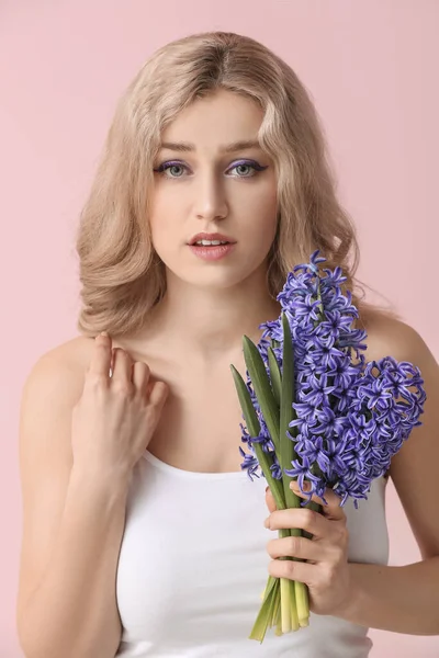 Hermosa Mujer Joven Con Flores Jacinto Sobre Fondo Color —  Fotos de Stock