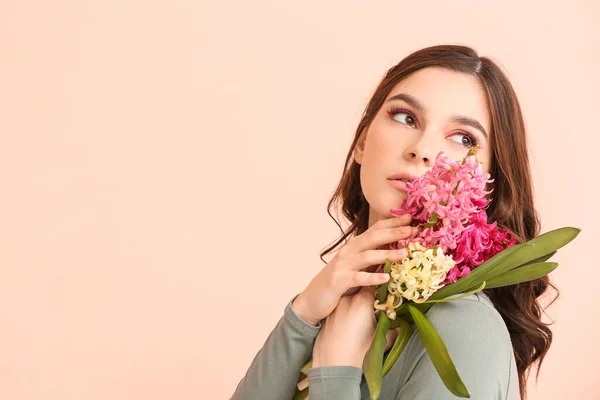 Vacker Ung Kvinna Med Hyacint Blommor Färg Bakgrund — Stockfoto