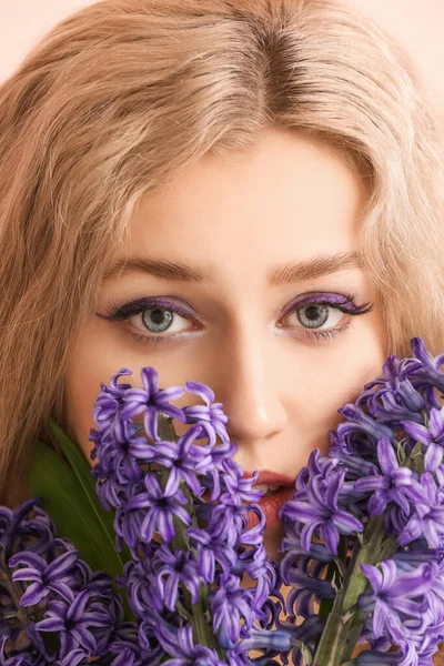 Vacker Ung Kvinna Med Hyacint Blommor Färg Bakgrund Närbild — Stockfoto