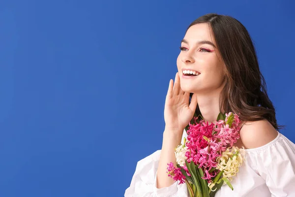 Vacker Ung Kvinna Med Hyacint Blommor Färg Bakgrund — Stockfoto