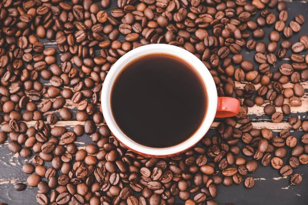 Xícara Café Quente Grãos Fundo Madeira — Fotografia de Stock