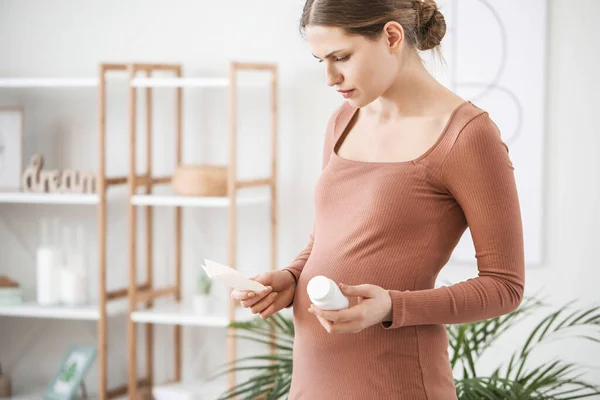 Mujer Embarazada Joven Con Pastillas Instrucción Casa — Foto de Stock