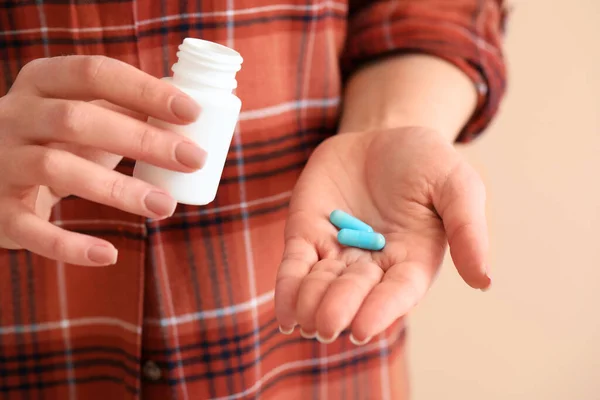 Jonge Vrouw Met Medicijnen Kleur Achtergrond Close — Stockfoto