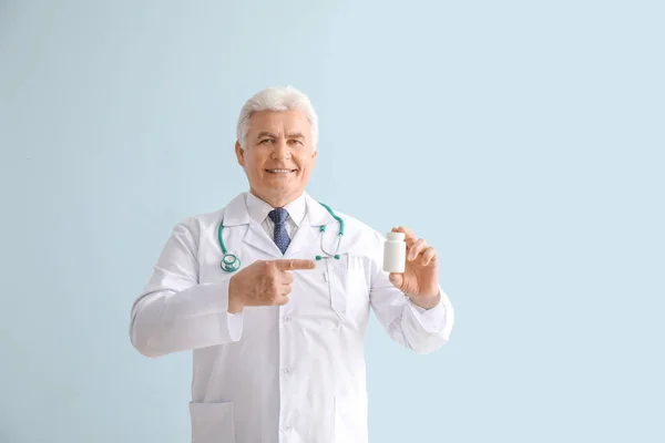 Senior Orvos Tabletták Színes Háttér — Stock Fotó