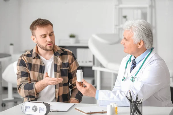 Doctor Giving Pills Patient Clinic — Stock Photo, Image