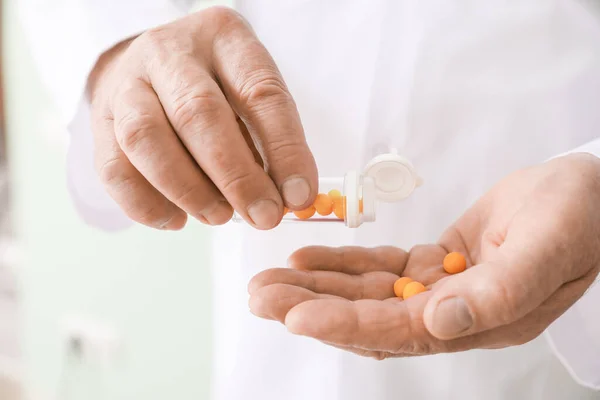 Senior Doctor Pills Closeup — Stock Photo, Image
