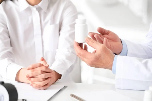 Doctor Giving Pills Patient Clinic — Stock Photo, Image