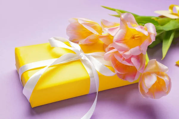 Δώρο Και Όμορφα Λουλούδια Στο Φόντο Χρώμα — Φωτογραφία Αρχείου