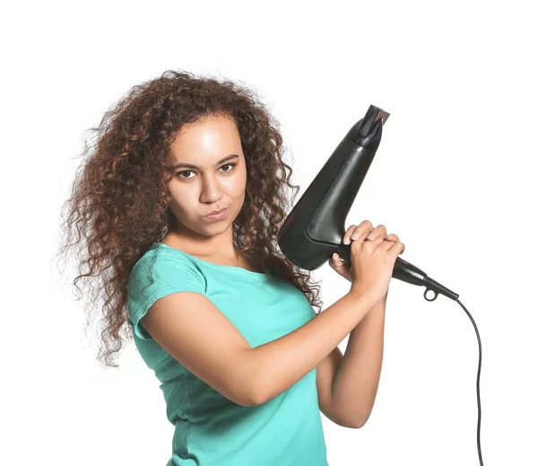 Linda Jovem Afro Americana Com Secador Cabelo Fundo Branco — Fotografia de Stock