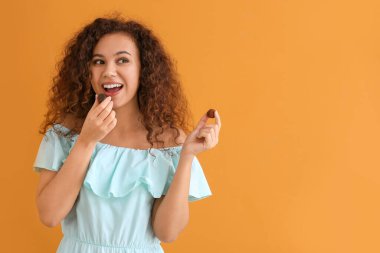 Renkli çikolatalı genç Afro-Amerikalı kadın.