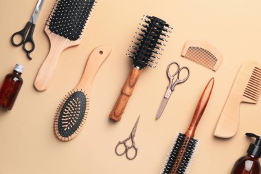 Renkli arka planda kuaför aksesuarları