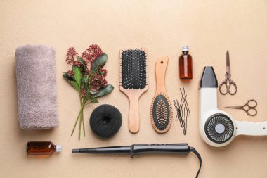 Renkli arka planda kuaför aksesuarları