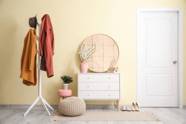 Bahar kıyafetleriyle modern salonun şık bir iç mekanı.