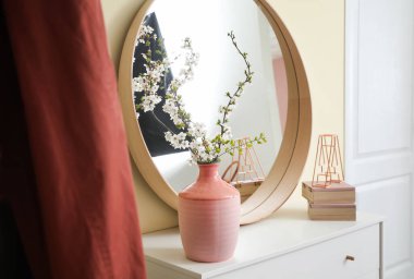 Bahar çiçekleriyle modern salonun şık iç mekanı.