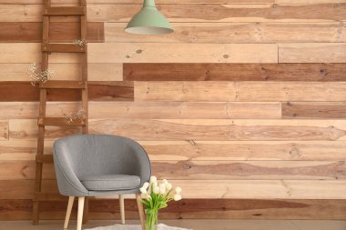 Vazo dolusu güzel çiçekli ve rahat koltuklu.