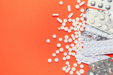 Renk arkaplanında farklı haplar