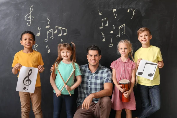 Musiklehrerin Mit Kleinen Kindern Der Schule — Stockfoto