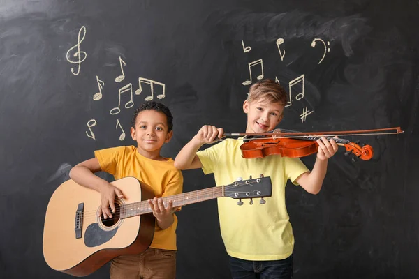 Niños Pequeños Cerca Pizarra Escuela Música —  Fotos de Stock