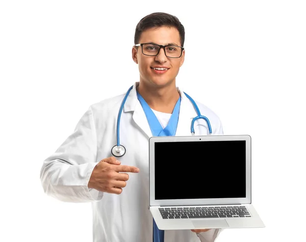 Bonito Médico Masculino Com Laptop Fundo Branco — Fotografia de Stock