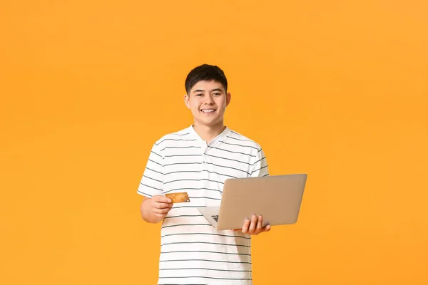 Asian Man Credit Card Laptop Color Background — Stock Photo, Image