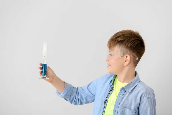 Lindo Colegial Con Cristalería Laboratorio Sobre Fondo Gris — Foto de Stock