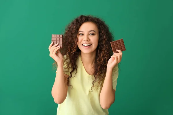 Jovem Afro Americana Com Chocolate Sobre Fundo Cor — Fotografia de Stock