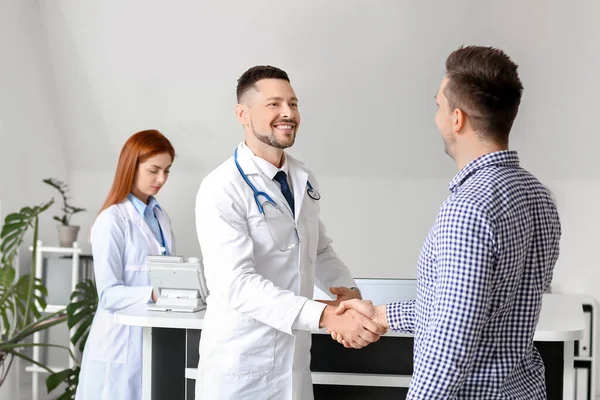 Médico Masculino Paciente Apertando Mãos Clínica — Fotografia de Stock