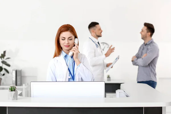 Female Medical Assistant Working Clinic — Stock Photo, Image