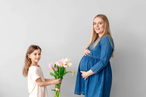 Fetiță Salut Mama Însărcinată Flori Fundal Deschis — Fotografie, imagine de stoc