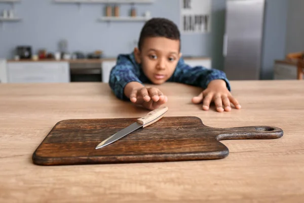 Kis Afro Amerikai Fiú Késsel Játszik Konyhában Veszélyben Lévő Gyermek — Stock Fotó