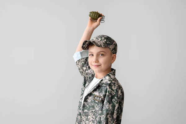 おもちゃの手榴弾でかわいい兵士光の背景 — ストック写真