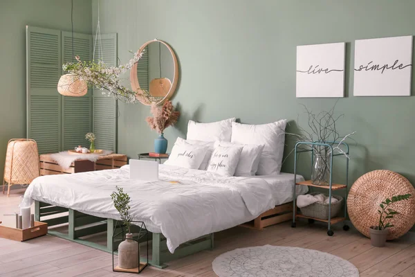 Interieur Van Mooie Moderne Slaapkamer Met Lentebloemen — Stockfoto