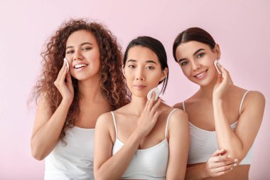 Renkli pamuklu pedleri olan güzel genç kadınlar.