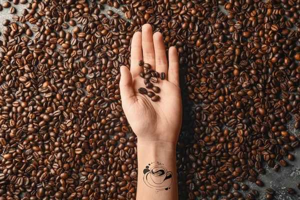 Tatuado Mão Feminina Com Grãos Café Fundo Escuro — Fotografia de Stock