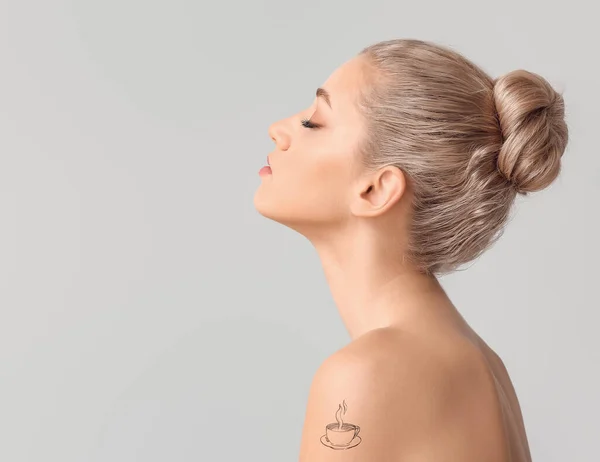 Retrato Una Hermosa Mujer Joven Con Tatuaje Sobre Fondo Gris —  Fotos de Stock