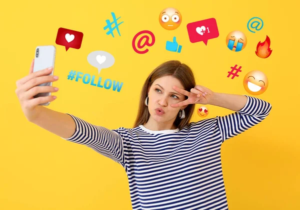 Beautiful Female Blogger Taking Selfie Color Background — Stock Photo, Image