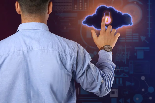 Geschäftsmann Nutzt Cloud Speicherdienst Vor Dunklem Hintergrund — Stockfoto