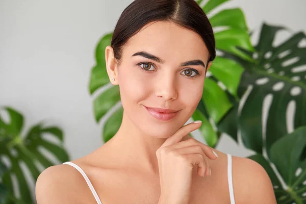 Belle Jeune Femme Avec Une Peau Saine Maison — Photo