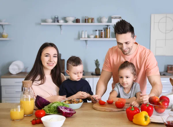 Mladá Rodina Společné Vaření Kuchyni — Stock fotografie