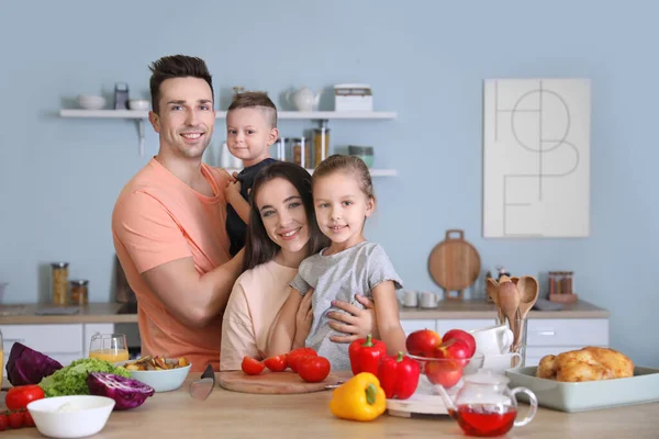 Mladá Rodina Společné Vaření Kuchyni — Stock fotografie