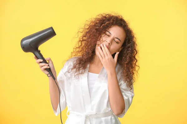 Linda Mulher Afro Americana Sonolenta Com Secador Cabelo Fundo Cor — Fotografia de Stock