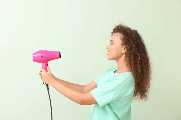 Jovem Mulher Afro Americana Bonita Com Secador Cabelo Fundo Cor — Fotografia de Stock