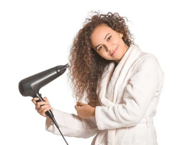 Linda Jovem Afro Americana Com Secador Cabelo Fundo Branco — Fotografia de Stock