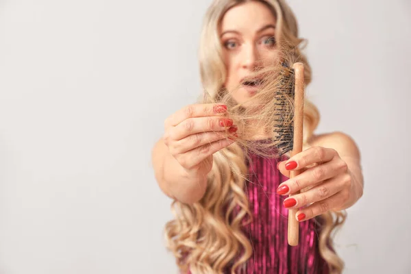 Занепокоєна Жінка Проблемою Випадіння Волосся Світлому Фоні — стокове фото
