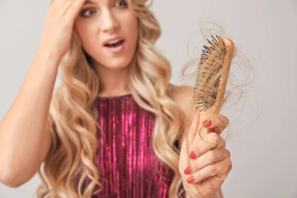 Mulher Preocupada Com Problema Perda Cabelo Fundo Claro — Fotografia de Stock