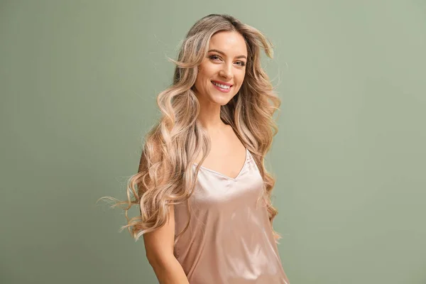 Schöne Junge Frau Mit Lockigem Haar Auf Farbigem Hintergrund — Stockfoto
