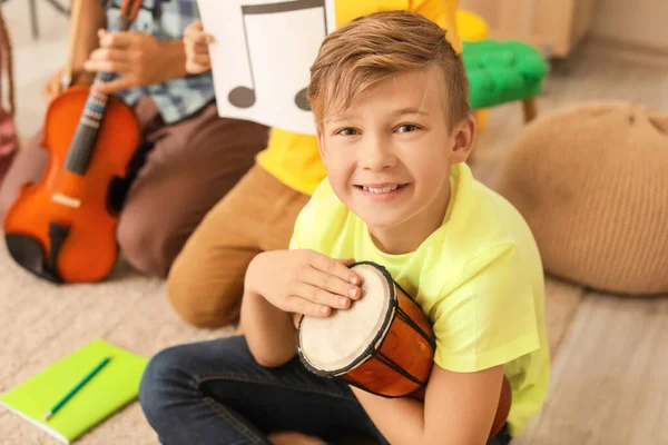 Netter Kleiner Junge Der Musikschule — Stockfoto